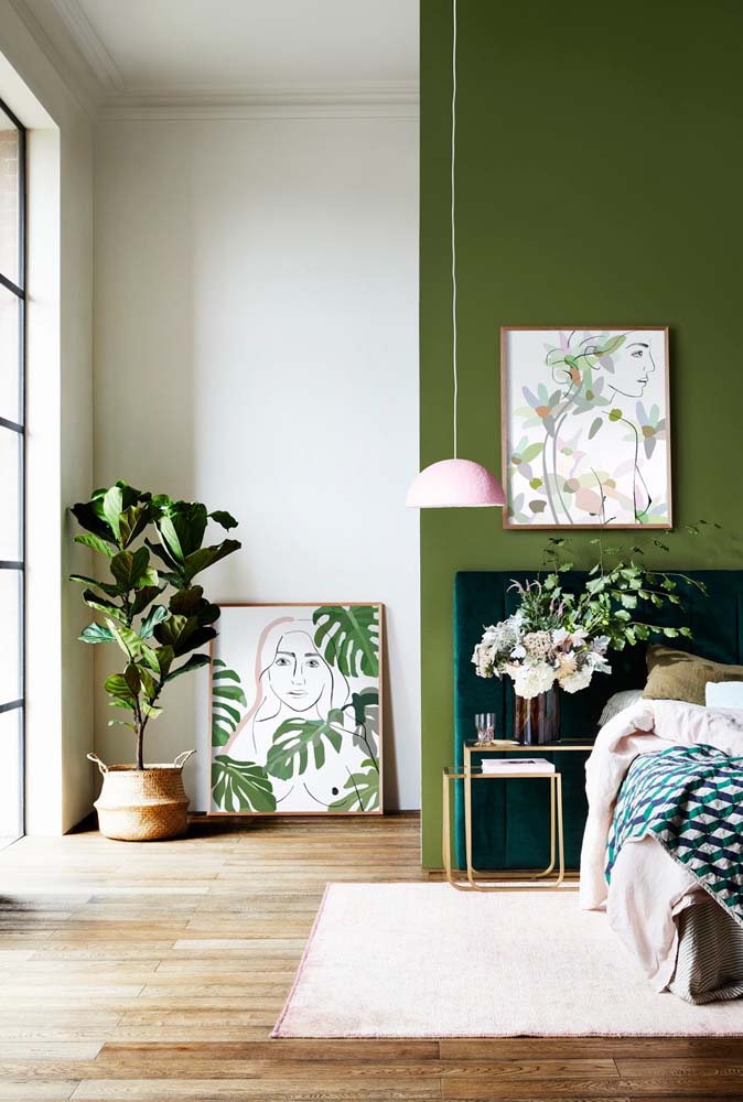Um quarto relaxante e fresco decorado em tons de verde, incluindo o das plantas