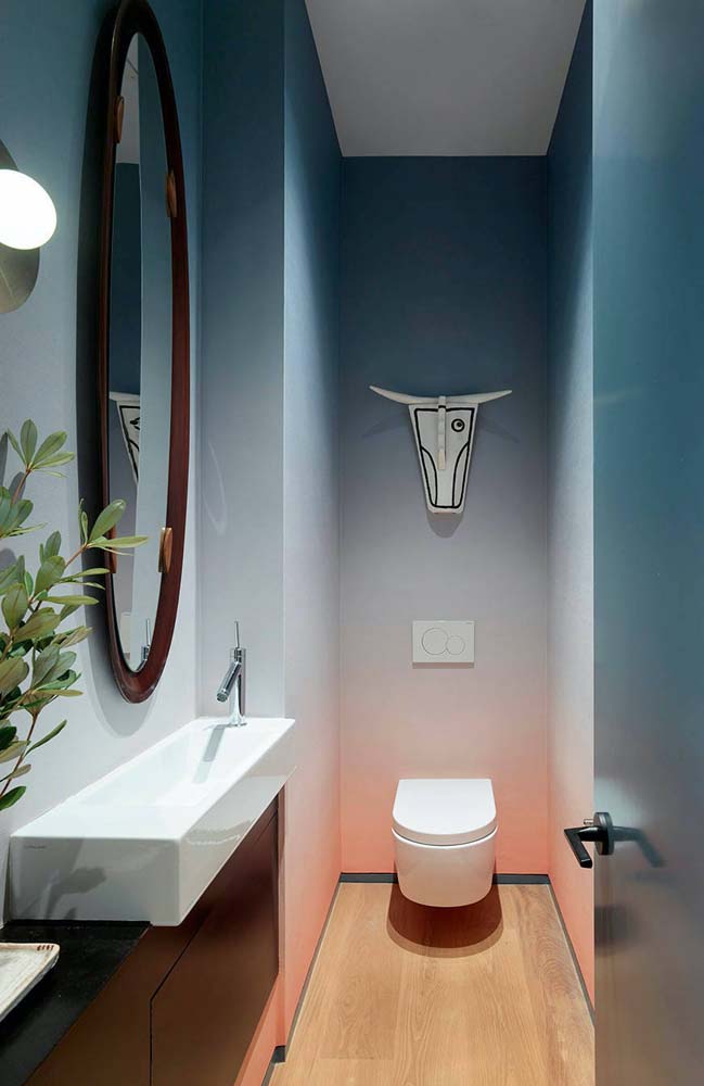 Pia de porcelanato para banheiro pequeno feita sob medida para acompanhar o formato retangular do ambiente