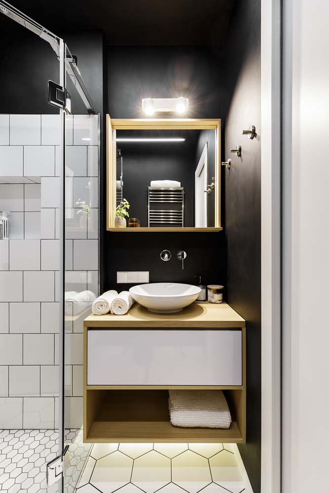 Pia para banheiro pequeno sobreposta: economize espaço dentro do gabinete simples de MDF