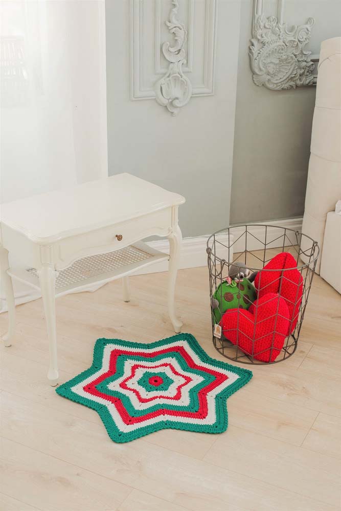 Para o ambiente clean, um tapete de crochê em vermelho, verde e branco