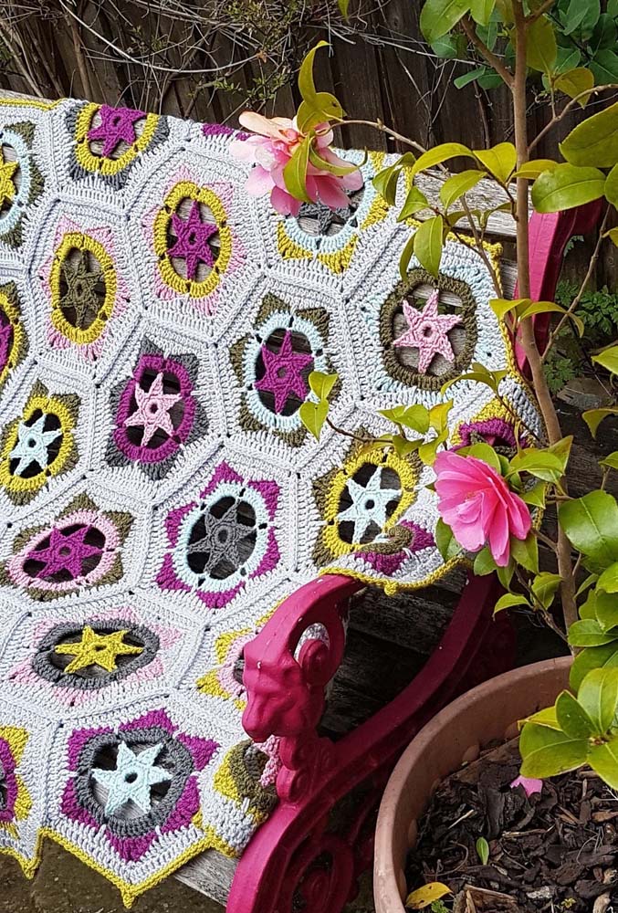 Tapete de crochê estrela feito com pequenas peças hexagonais unidas uma a uma