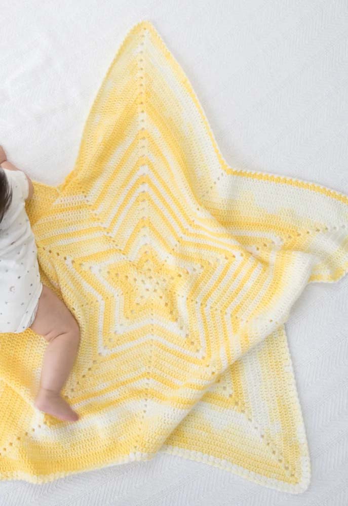 Tapete de crochê estrela amarelo e branco para “aquecer” o quartinho infantil