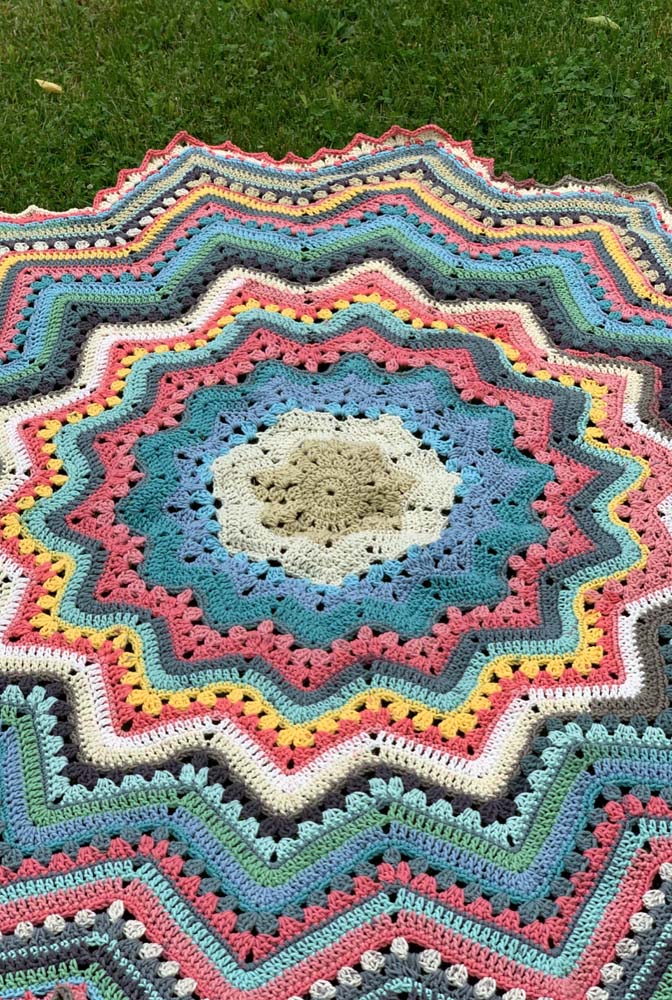 Parece uma mandala, mas é um tapete de crochê estrela super colorido