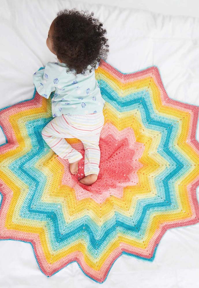 Que tal um tapete de crochê estrela 12 pontas super colorido?