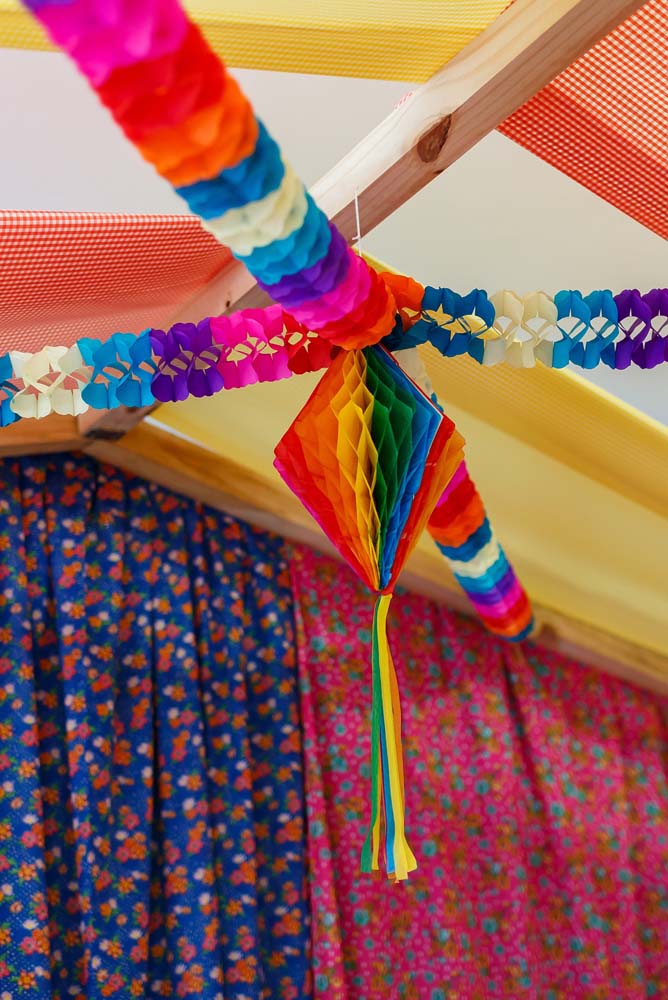 Já aqui, o tecido de chita e o balão de papel garantem o clima na decoração de festa junina chique