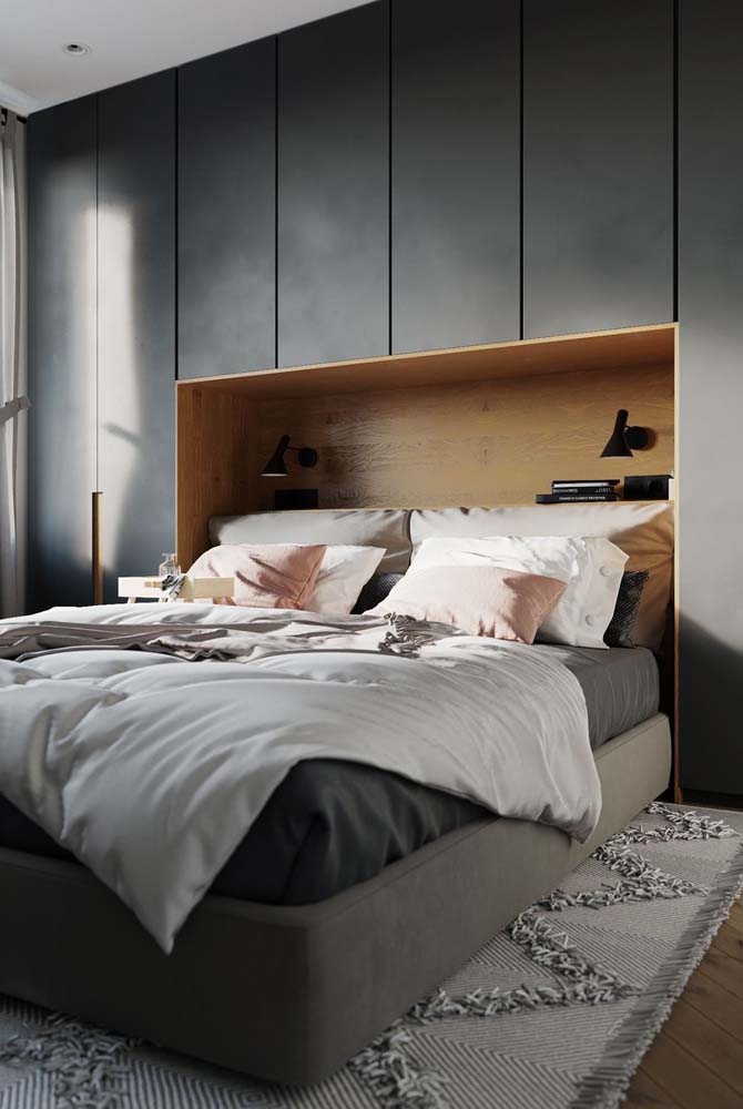 Modelo de armário escuro planejado para quarto com nicho para prateleira e para a própria cama box!