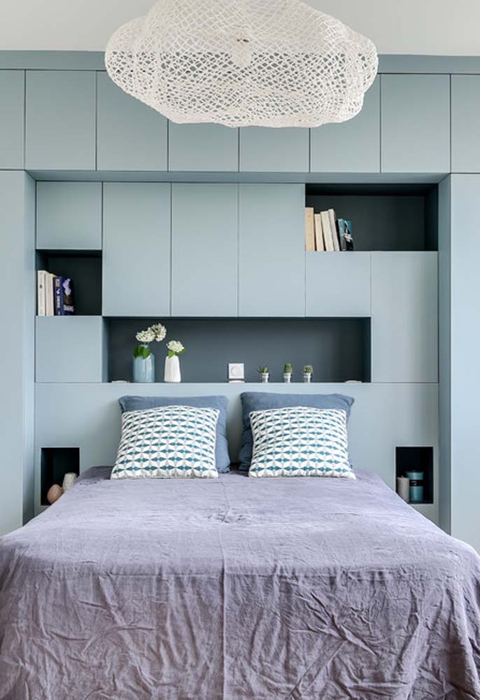 Armário para quarto de casal com azul claro com diversos nichos.