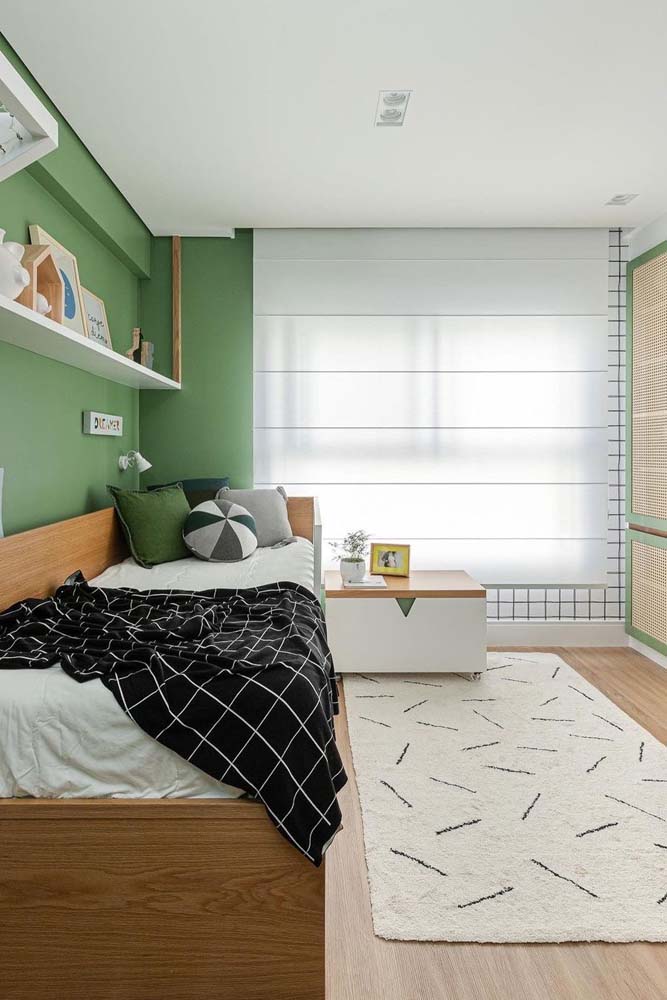 Persiana clara para um quarto de menino com pintura verde.