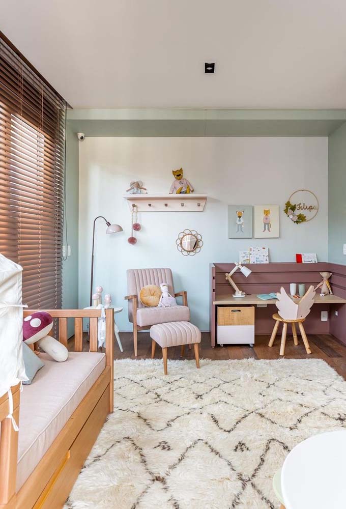 Persiana horizontal de madeira para quarto de bebê super charmoso.