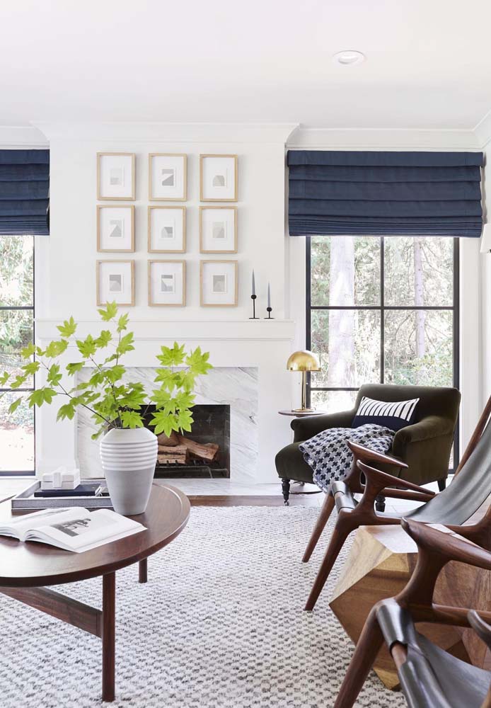 Dupla de persianas top down de tecido para duas janelas grandes na sala de estar.
