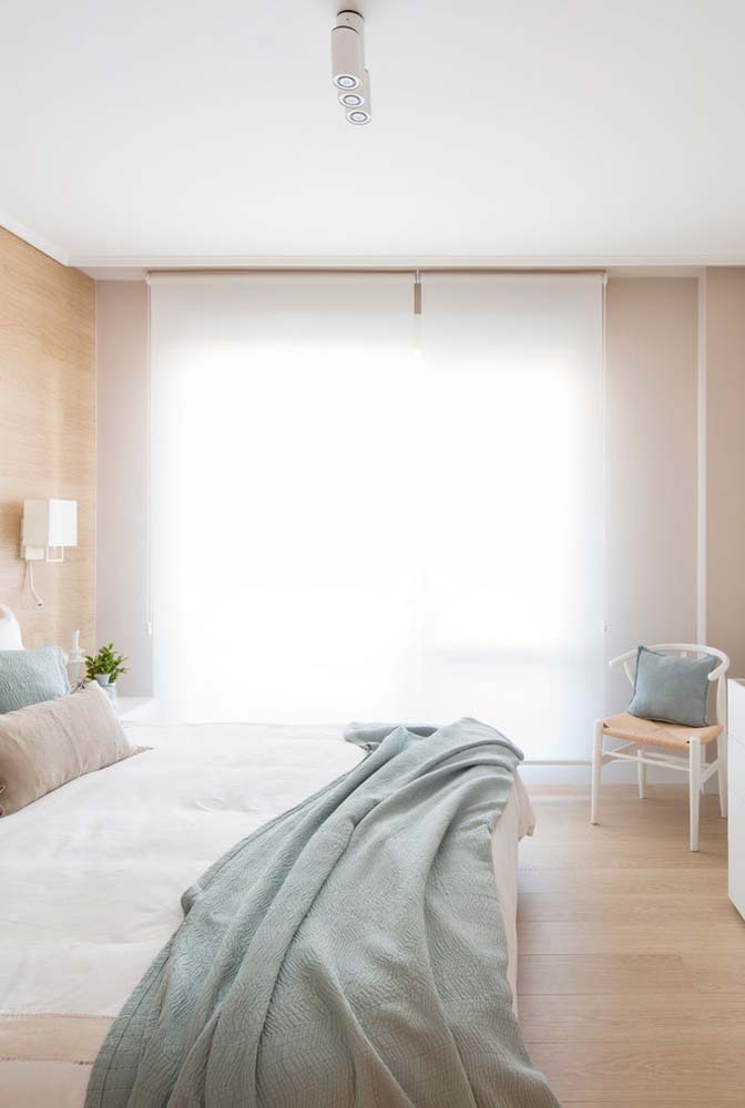 Persiana de rolo branca lista para um quarto de casal com ampla iluminação.