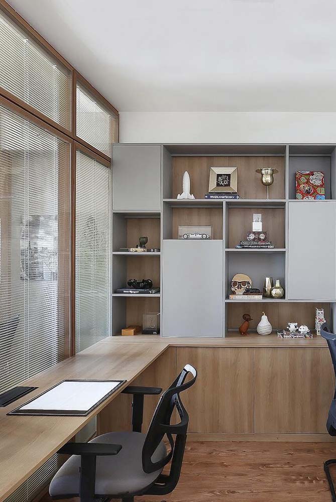 A persiana também pode ser utilizada em ambientes internos quando se quer mais privacidade, como neste home office.