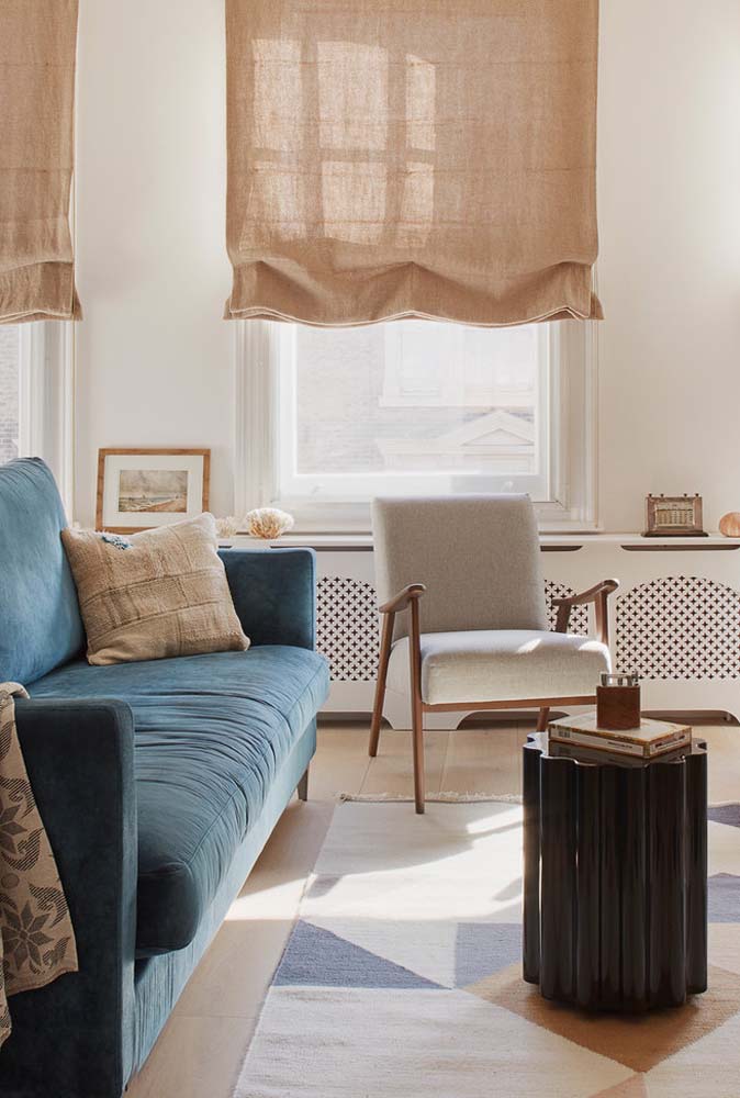 Persiana de tecido marrom simples para uma sala de estar aconchegante.