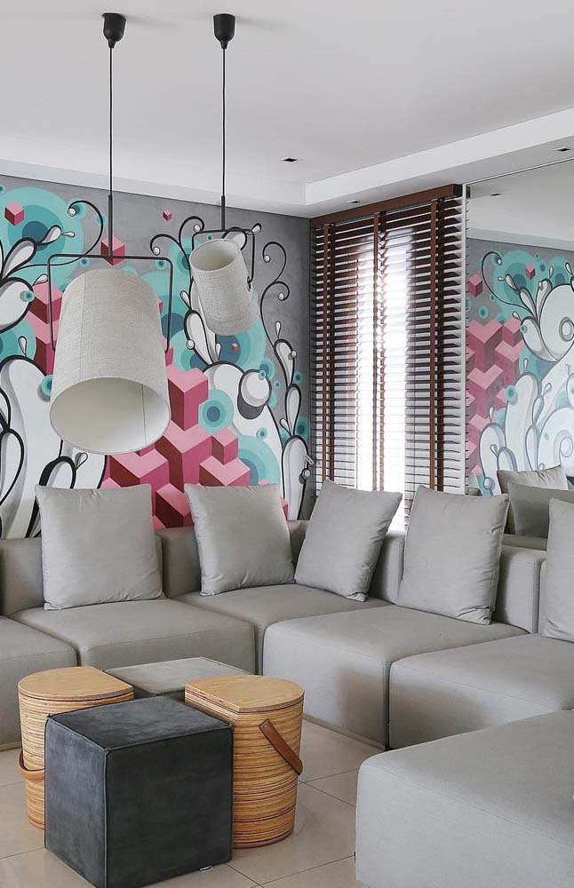 Persiana em sala com estampa e pintura com estilo grafite.