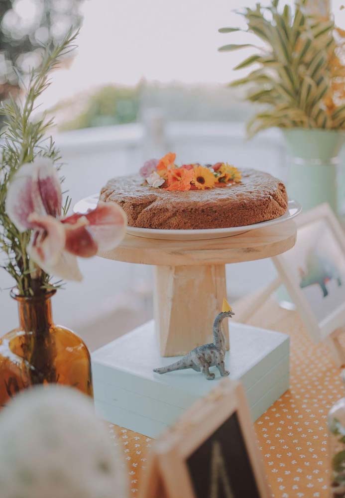 Detalhes do bolo decorado com pequenas flores no centro.