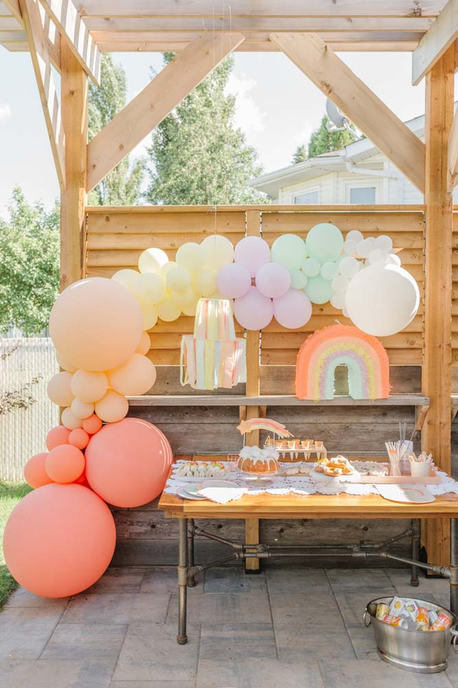 Lindo degradê com balões coloridos em festa com tema arco-íris.