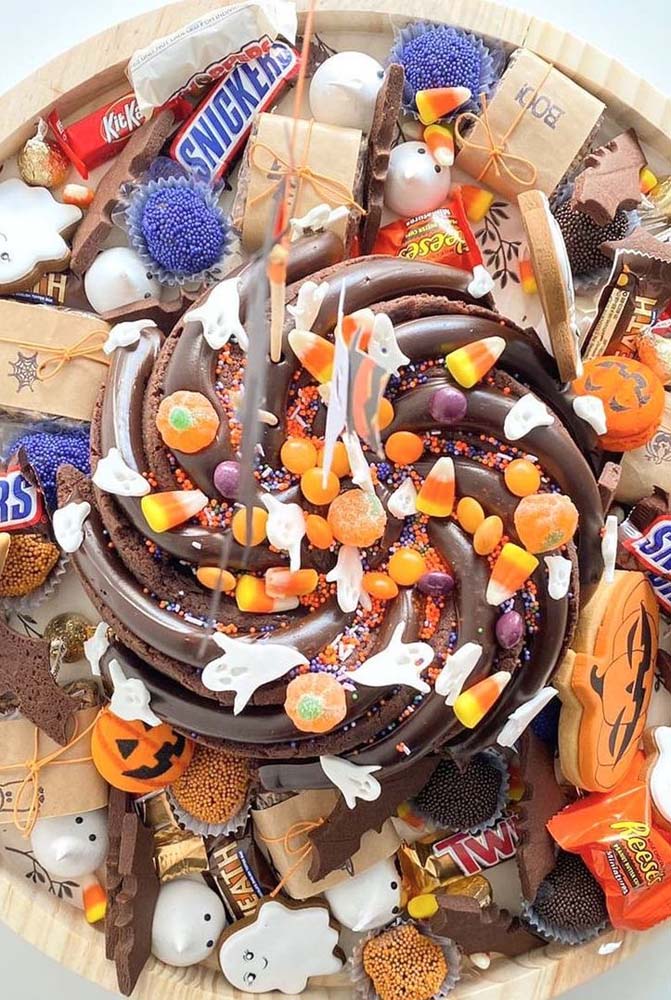 Decoração de festa com tema Halloween cheia de doces e guloseimas.