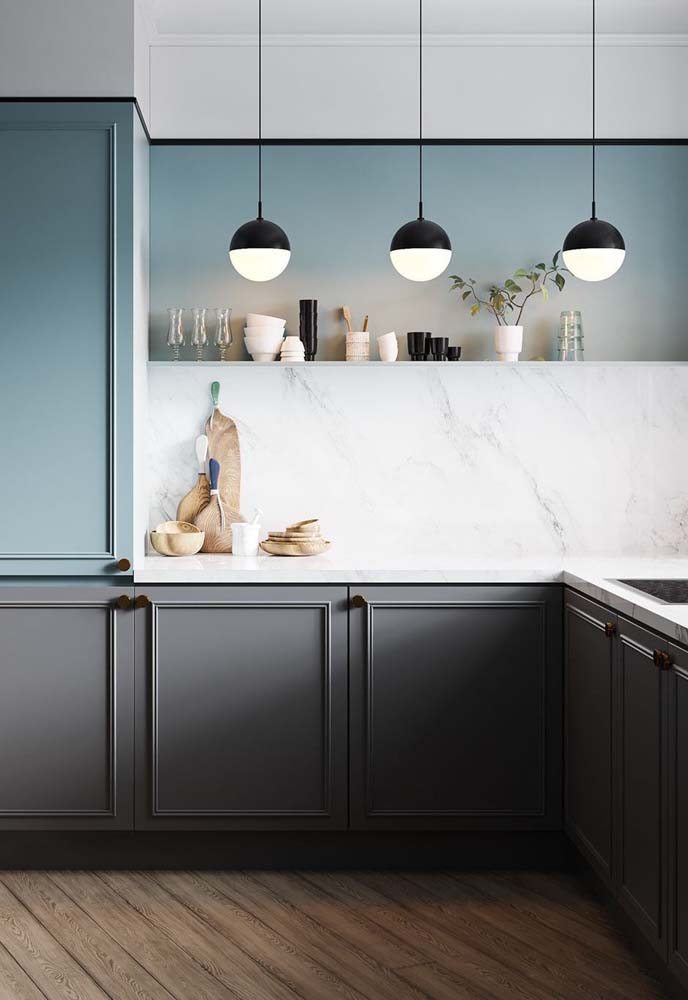 Cozinha em L com mármore branco e pintura degradê na parede lindíssima.