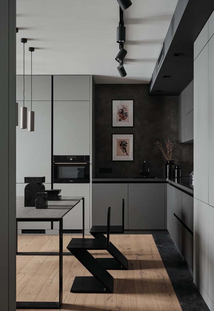 Dark: cozinha em L com armários cinza e papel de parede escuro.