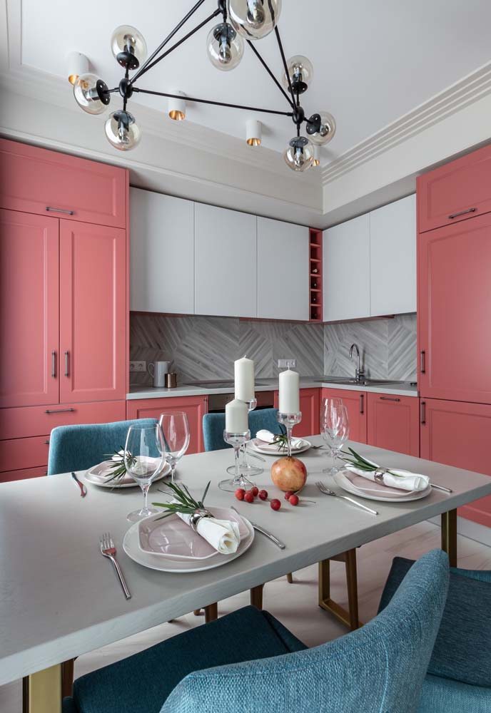 Decoração de cozinha em L rosa e branca para um ambiente bem feminino.