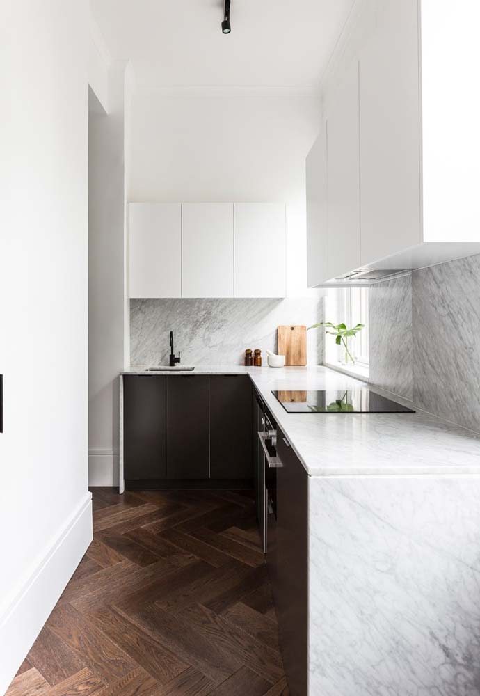 Modelo de cozinha em L branca com pedra clara e bem minimalista.