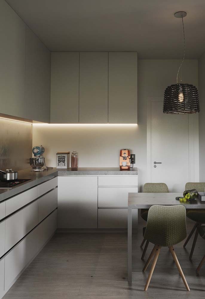 Modelo de cozinha em L toda cinza com iluminação em fita de LED.