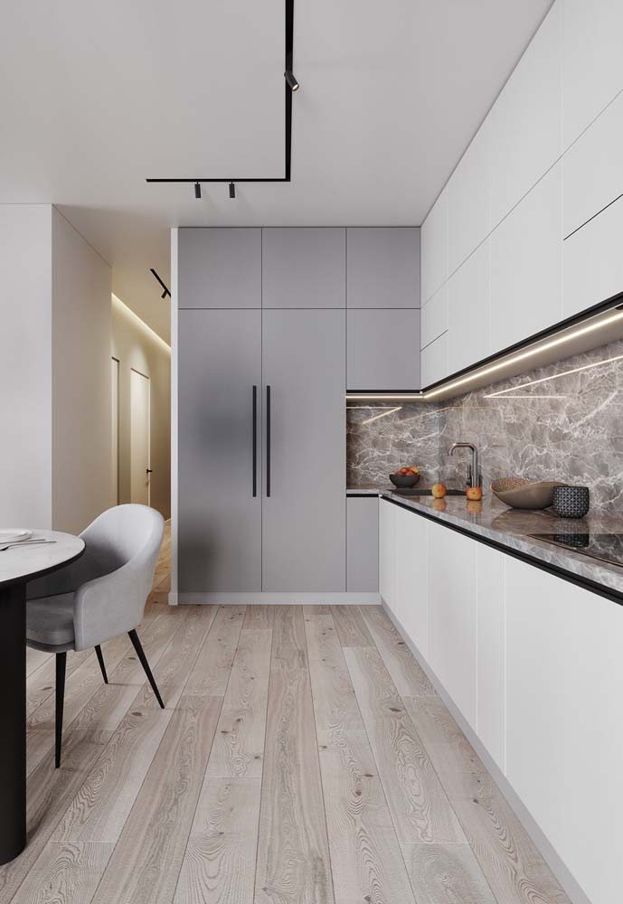 Cozinha em L com bancada de pedra, mix de portas de armário na cor branca e cinza claro.