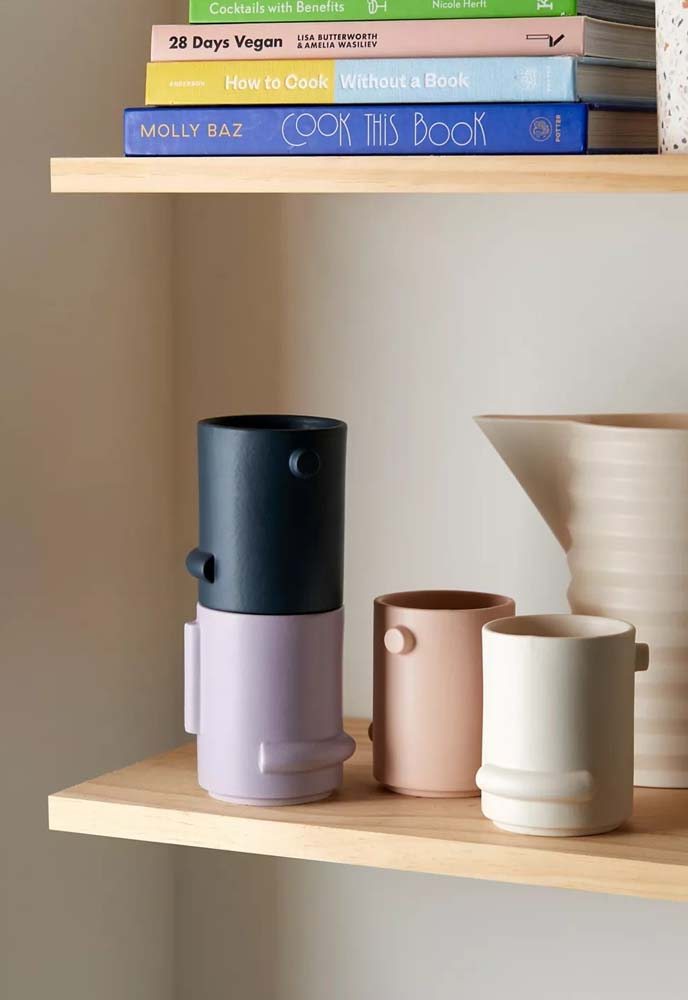 Canecas e vasos de cerâmica coloridos para enfeitar qualquer prateleira.