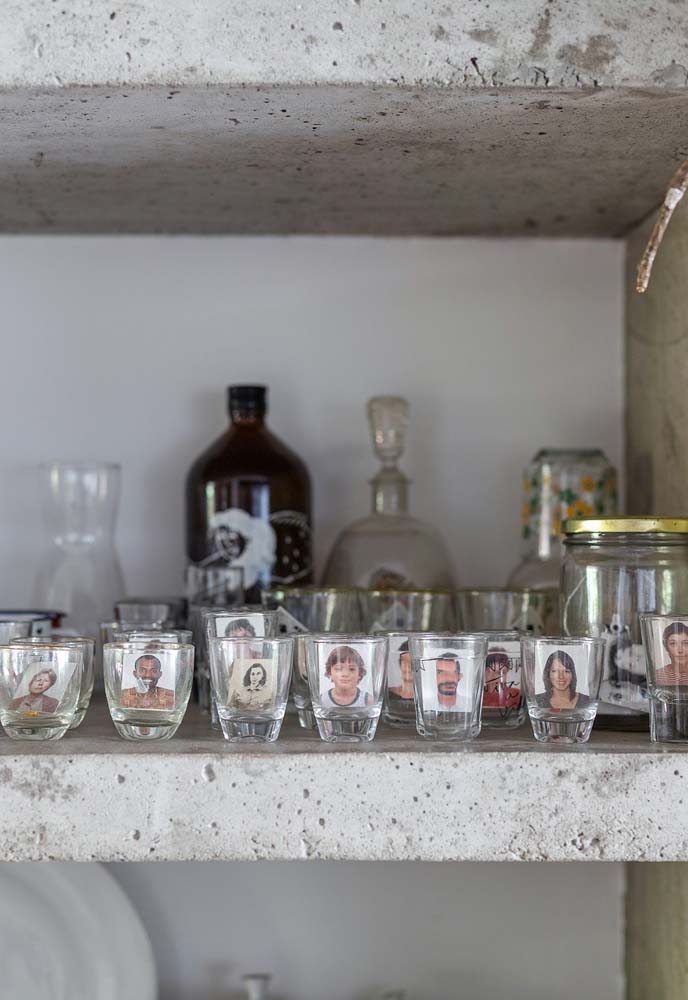 Copos de bebidas personalizados com fotos dos integrantes da família.