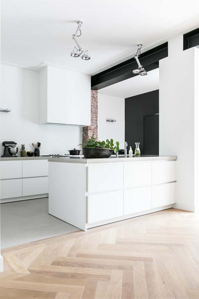 Projeto de cozinha minimalista toda branquinha com bancadas em pedra cinza.