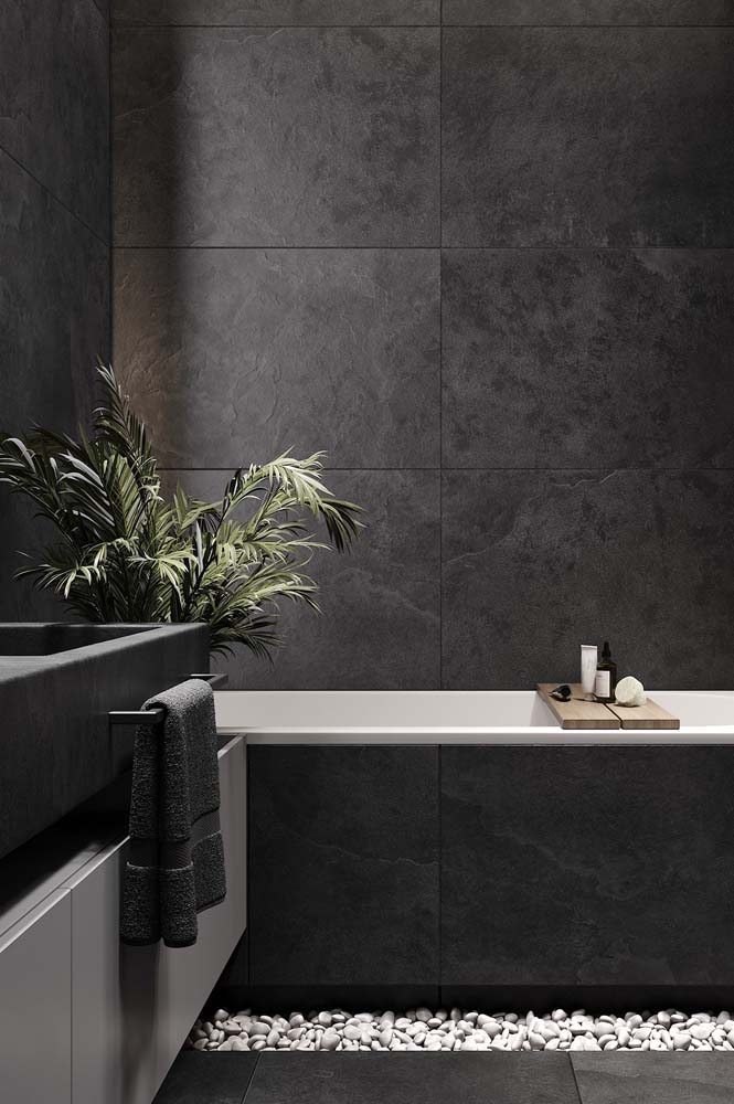 Banheiro luxuoso minimalista com ampla presença da cor preta.