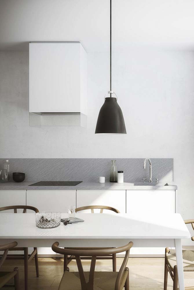 Cozinha minimalista com ampla presença do branco e bancada cinza claro.