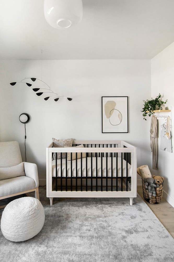 Quarto de bebê masculino perfeito com decoração minimalista, berço e poltrona de amamentação.