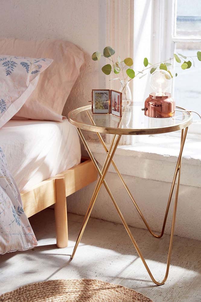 Delicada e romântica, essa mesa de cabeceira redonda com tampo de vidro é um charme só!