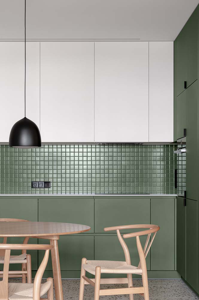 Revestimento cerâmico verde na cozinha na mesma cor do armário