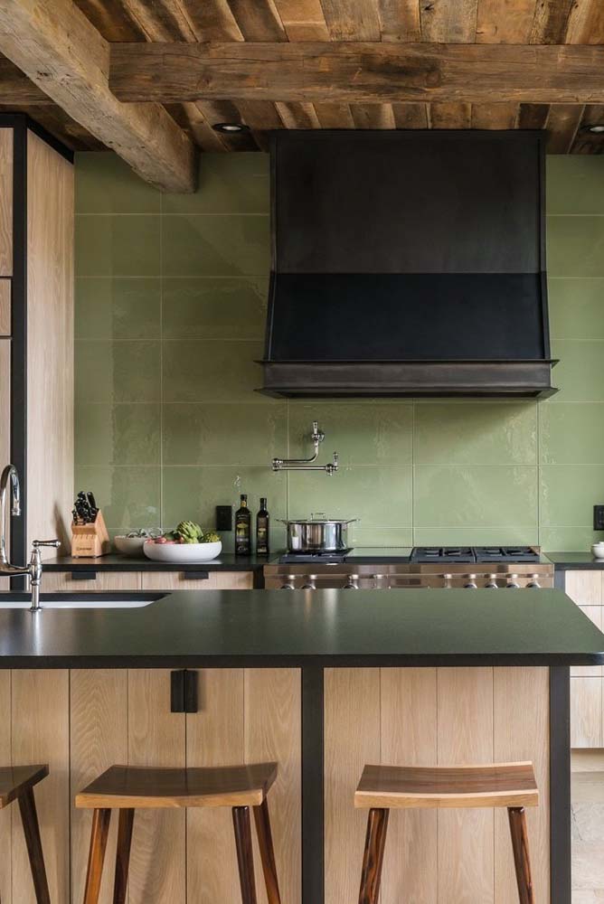 Revestimento cerâmico verde na cozinha rústica. Traga a natureza para dentro de casa