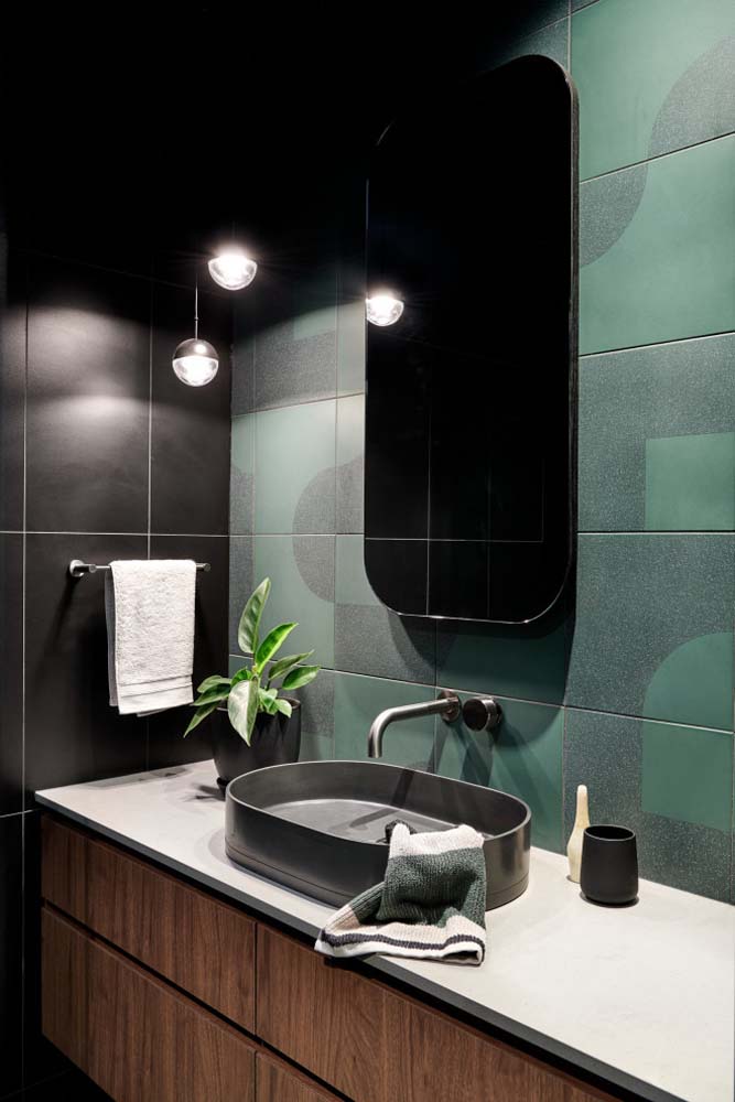 Experimente um lavabo moderno com revestimento cerâmico verde e preto