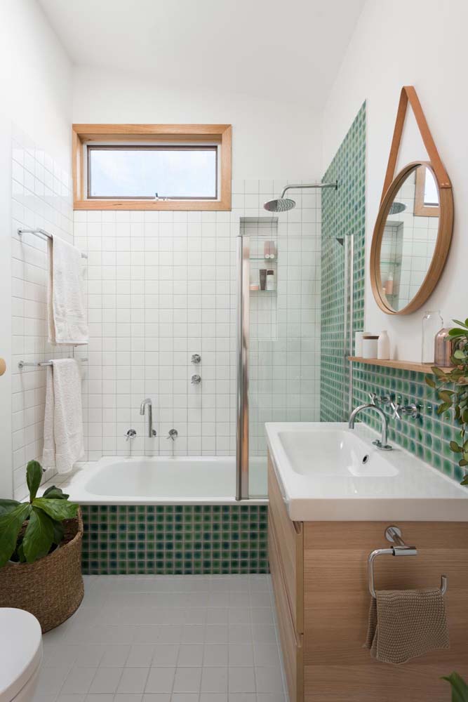 Revestimento verde escuro para o banheiro em harmonia com o branco e a madeira