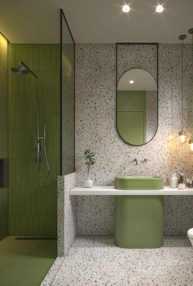 Revestimento verde para banheiro combinando com o granilite. Um arraso!