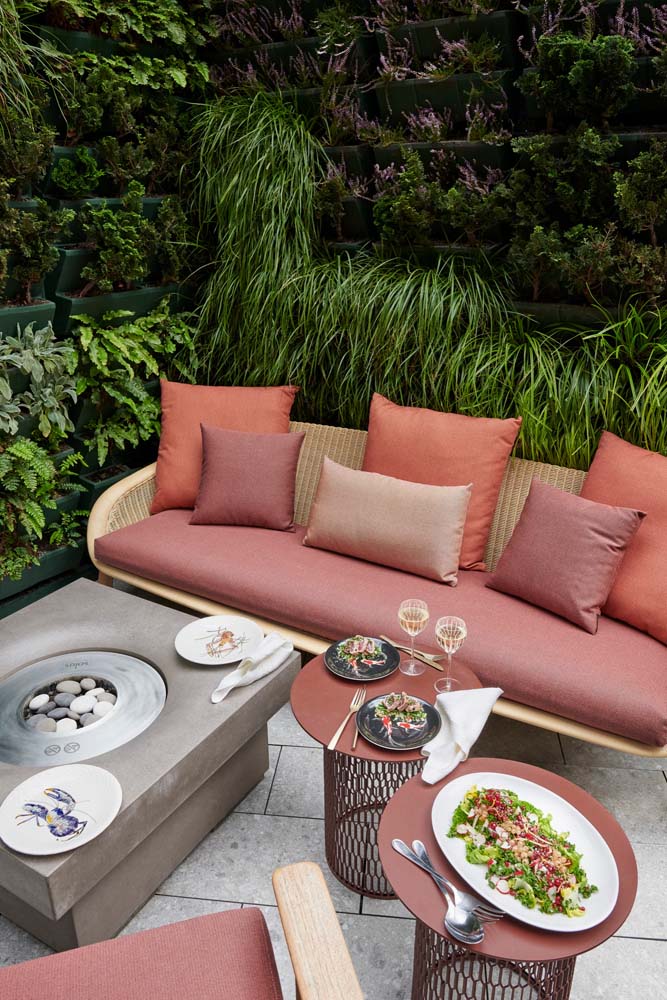 Um cantinho relax na varanda gourmet cercado de plantas