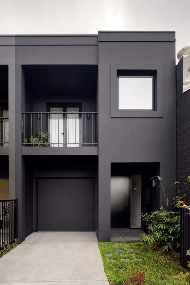 Fachada de casa simples com varanda valorizada pela paleta de cores moderna
