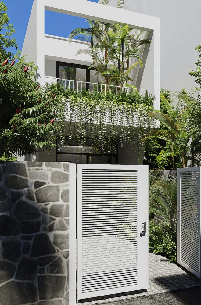 Traga plantas para a fachada da casa simples com varanda e conquiste um ambiente ainda mais relaxante