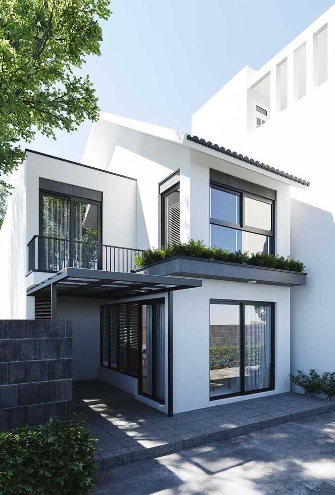 Fachada de casa simples com varanda. As cores neutras reforçam a estética moderna 