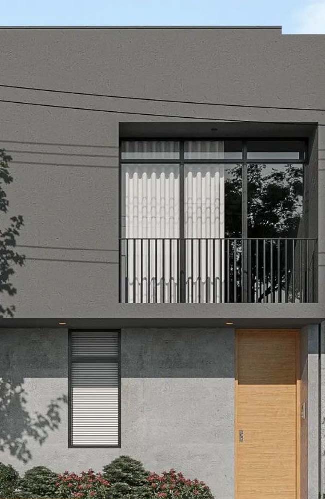 Já a cor preta garante modernidade e estilo para a fachada de casa simples com varanda