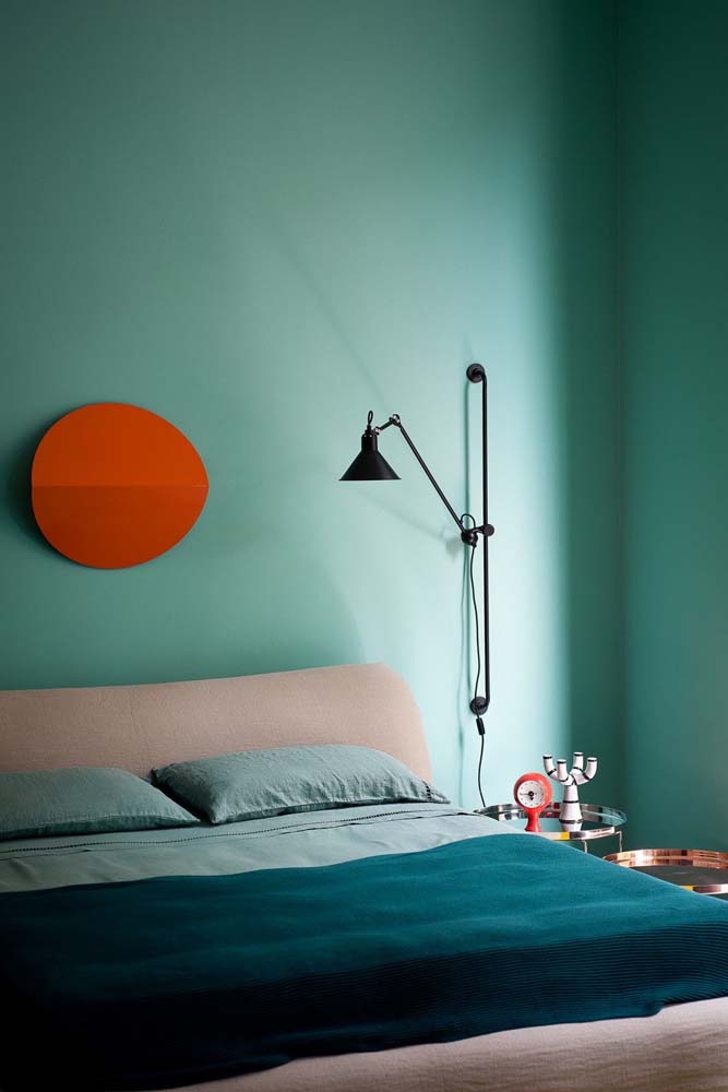 Já aqui, a dica é apostar na combinação de cores complementares entre a parede e a cama
