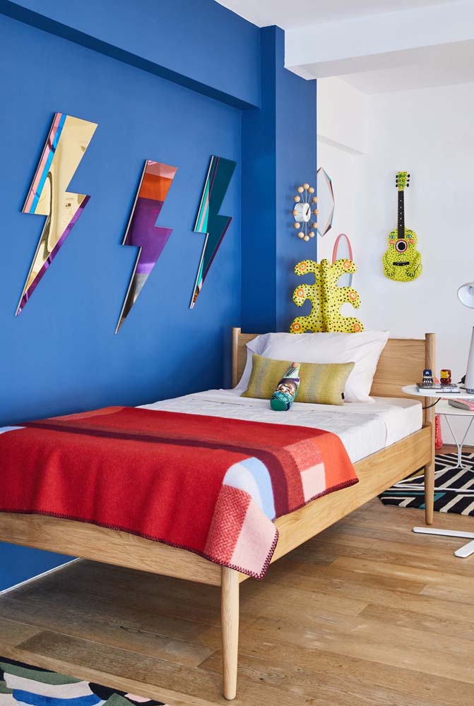 No quarto jovem, as cores de tinta escolhidas foram o azul em contraste com o vermelho