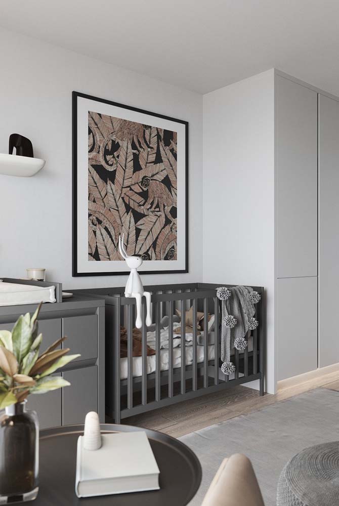 Móveis planejados modernos no quarto de bebê cinza: armário e cômodas sem puxadores.
