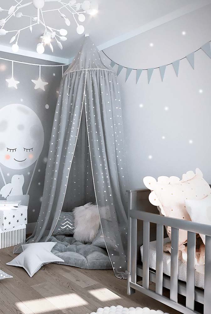Cinza e branco na decoração em quarto com tenda de dossel cinza com bolinhas.