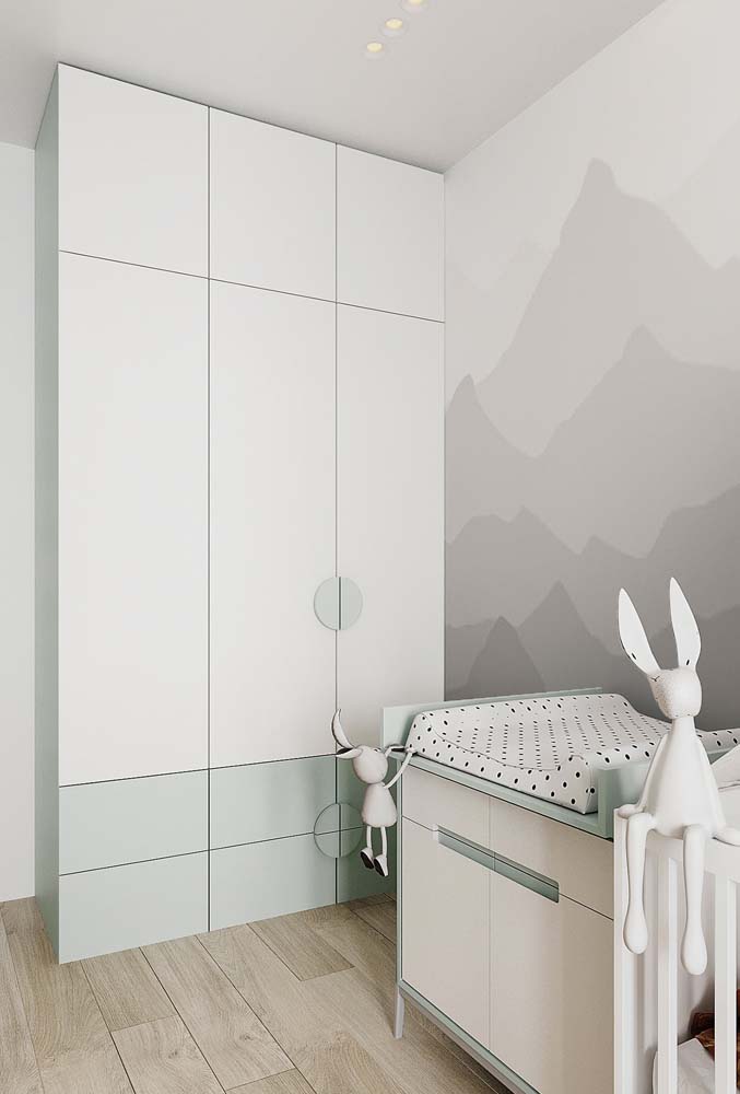 Papel de parede cinza em quarto onde os móveis possuem pintura branca e verde clara.
