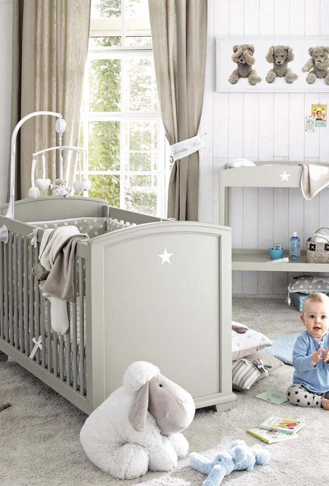 Quarto de bebê branco com móveis e cortina na cor cinza.